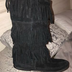 Minnetonka 3-Layer Fringe Boot Black Suede 9